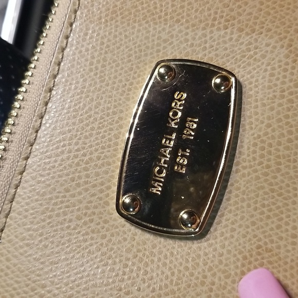 12/17/25 GIVAWAY! ANY PURCHASE WILL QUALIFY YOU TO ENTER Michael kors crossbody - Picture 9 of 13